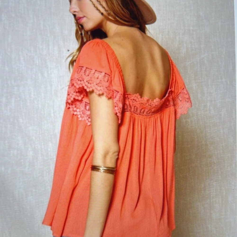 ❣️5|$25❣️last 1  🌺Lace trimmed Blouse 🔥take a peek in my boutique 🌺 - Picture 3 of 3